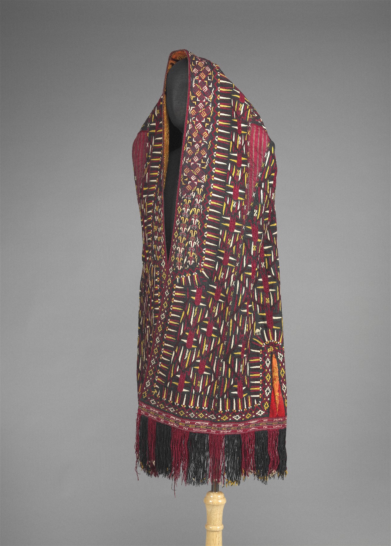 Emboridered head-covering or mantle (chyrpy)