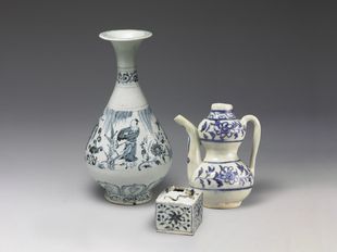 Gourd-shapped ewer with floral decoration in underglaze blue；Square jar with floral patterns and chi-dragon relief in underglaze blue；Yuhuchun vase with figures decoration in underglaze blue