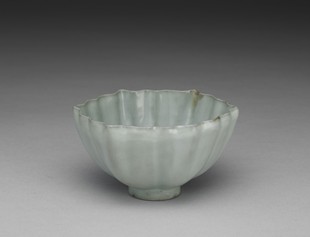 Hollyhock-shaped bowl in celadon glaze, Longquan ware