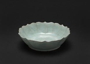 Flower-shaped brush washer with light bluish-green glaze, Guan ware