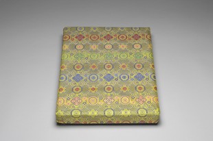 明黃地如意朵花幾何紋錦套