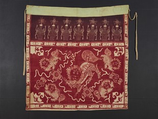 紅地獅戲球蠟染桌帷