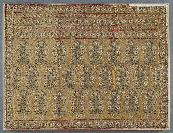 金地花束紋刺繡紗麗首面（殘片）