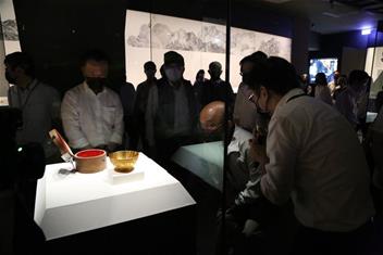 Photo: 蘇院長參觀故宮南院遠方的戰爭特展，蹲下欣賞「金碗」美麗的紋路