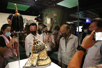 Photo: 蘇院長參觀遠方的戰爭清宮戰圖版畫特展，欣賞清朝皇帝大閱的盔冑
