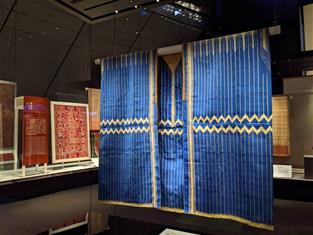 Photo: 貝都因男性傳統服飾「織金綴織男性外袍」為一件藍地絲綢上綴織著金線的Aba，鮮艷華麗。 (1)