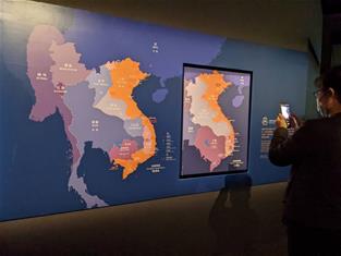 Photo: 歷史上的越南古國林立，展場以翻圖對照不同時期的版圖區塊