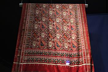 Photo: 印度「紅地多彩經緯向伊卡紗麗」，是由經、緯線依圖案設計分段紮染後再織造的精緻手工藝。
