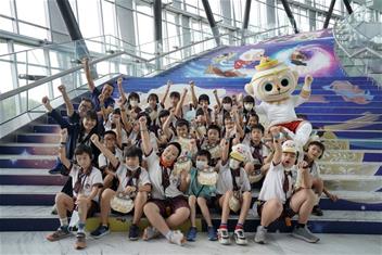 Photo: 祥和國小校長陳志峰率三年級師生參與2023夏日親子藝術月展廳實境解謎