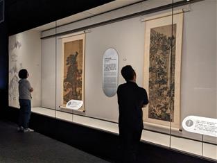 Photo: 故宮南院人氣國寶展八月八日「古木奇姿」主題，展出兩張國寶級畫作