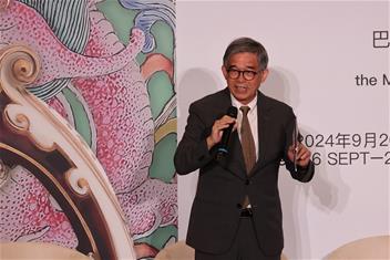 Photo: 故宮黃永泰副院長盛讚展間設計玲瓏剔透、色彩繽紛