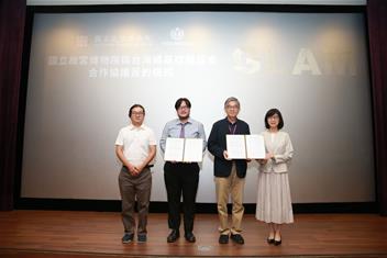 Photo: 02故宮黃永泰副院長(右2)、台灣維基媒體協會陳瑞霖理事長(左2)簽署合作備忘錄，並由故宮余佩瑾副院長(右1)與台灣維基媒體協會王則文秘書長(左1)一同見證。.JPG