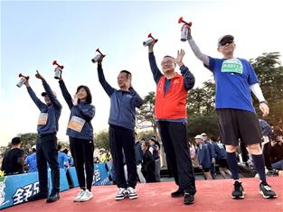 Photo: 1_第6屆故宮南院馬拉松由國立故宮博物院院長蕭宗煌(右2)、副院長黃永泰(右1)、副院長余佩瑾(左2)、副處長鄭永昌(左1)及嘉義縣長翁章梁(左3)共同鳴槍起跑