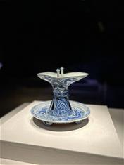 Photo: 5_朱元璋確立祭器以瓷器取代青銅器的規範，永樂〈青花波濤龍紋爵杯〉是承繼洪武制度的例證。