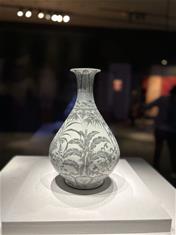 Photo: 4_〈釉裡紅三友玉壺春瓶〉有釉裡紅繪製的竹、石、芭蕉三友圖，是經典的洪武玉壺春瓶式。