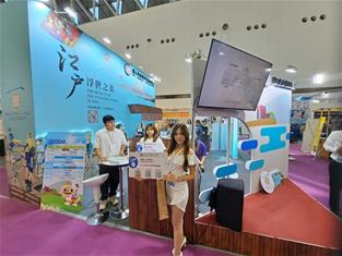 Photo: 故宮展位準備許多精美小禮，只要加入故宮FB粉絲專頁、拍照打卡，或參與有獎徵答、拼圖遊戲等互動活動即可兌換。
