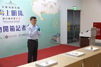Photo: 故宮器物處張志光助理研究員，介紹開箱展件〈清 乾隆 右旋白螺〉及〈明 成化 鬥彩雞缸杯〉。