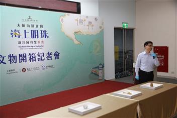 Photo: 故宮器物處蔡慶良副研究員兼科長，介紹開箱展件人氣國寶〈清 肉形石〉。