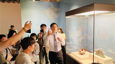 Photo: 故宮器物處蔡慶良副研究員解說文物