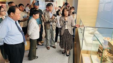 Photo: 故宮器物處黃蘭茵助理研究員解說文物