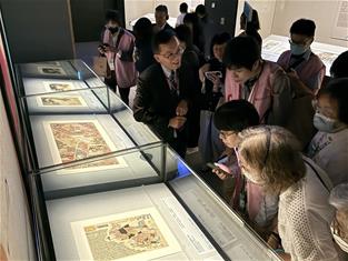 Photo: 7-策展人朱龍興副研究員導覽表示，作品將依時節輪番上陣，值得觀眾蒞臨二刷、三刷。