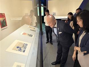 Photo: 8-日台交流協會片山和之代表一行人欣賞葛飾北齋經典作品〈神奈川沖浪裏〉。本幅限期展至6月29日。