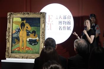 Photo: 展覽顧問曾少千博士介紹高更《大溪地的出浴女子》