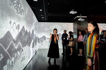 Photo: 「從無序到有序」將展間打造出一座沉浸式互動空間，觀眾透過觸摸在無序空間中隨意遊走的的伏羲、女媧、太陽與月亮等元素，將其化為有序，構築出秩序世界的雛形。 