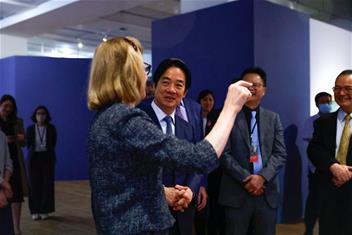 Photo: 總統蒞臨參觀「美國大都會博物館名作展」，並聆聽策展人Dita Amory解說。