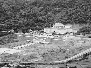 Photo: 故宮正館建築完工後之院區俯視（莊靈先生攝影）
