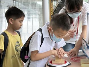 Photo: 3-今天故宮南院夏日親子藝術月開跑，孩子體驗明信片套印的樂趣。