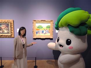 Photo: 故宮余佩瑾副院長和小翠一起欣賞基斯·梵·鄧肯的〈賽馬場_
