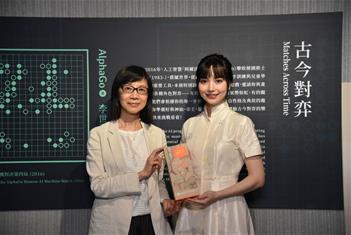 Photo: 余佩瑾副院長(左)以明仇英〈漢宮春曉〉的文創茶包禮盒為贈，希望讓這件包含「碁女子」的國寶畫作，能透過今日的創意與設計走入大家的生活。