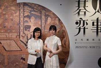 Photo: 黑嘉嘉(右)參觀故宮「碁人弈事」特展，故宮余佩瑾副院長(左)親自接待。