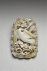 Photo: 3-〈金至元「春水」玉飾〉以溫潤細膩的青白玉雕成，描繪春日蓮花叢中，海東青獵捕天鵝的瞬間。