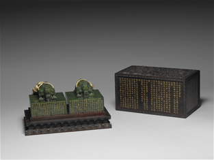Photo: The imperial jade seals Guxi Tianzi Zhibao and Bazheng Maonian Zhibao from Qianlong’s reign are stored together in a cloud-and-dragon wooden box