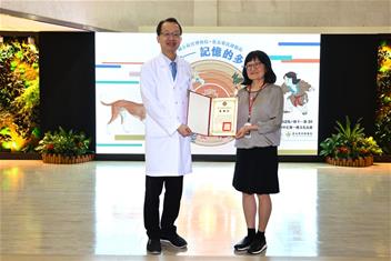 Photo: 北榮王署君副院長(左)頒發感謝狀，由故宮展示服務處王芸芬處長(右)代表接受。