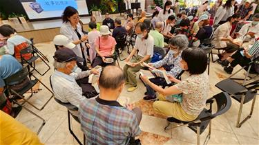 Photo: 民眾實際運用今牌人生牌卡，以說故事的方式增進記憶與表達力。