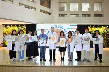 Photo: 故宮X榮總《今牌人生─記憶的多重宇宙》團隊合影。左起北榮伍柔彥物理治療師；故宮黃琇淩助理研究員、講師洪淑玲、康綉蘭簡任編纂；北榮社工室溫信學主任、王署君副院長；故宮王芸芬處長；北榮神經醫學中心傅中玲副主任、神經內科林詠萱醫師、蔡孟儒醫師、黃婕甯諮商心理師。