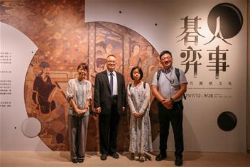 Photo: 故宮蕭宗煌院長(左2)歡迎當代棋壇「碁」人參訪「碁人弈事」特展，圖為日本首位完成「大滿貫」(棋聖、本因坊、名人)紀錄的女性職業棋士小林泉美(左1)、小林泉美長女張心澄(右2)、海峰棋院林敏浩院長(右1)。