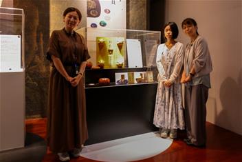 Photo: 海峰棋院鎮院之寶「羽衣棋具組」，留有「本因坊」高川格、「名人」林海峰、「棋聖」張栩三位圍棋巨擘的親筆簽名，張栩之妻、也是日本女子職業棋士小林泉美(右1)與女兒張心澄(右2)合影留念。