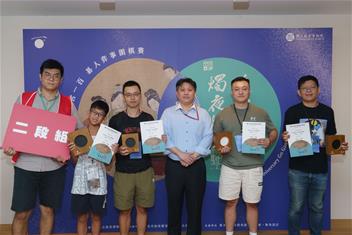 Photo: 本次故宮圍棋賽特別設計具黑白子意象的獎盃