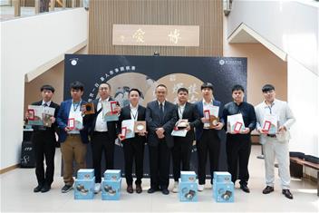 Photo: 故宮蕭宗煌院長與八位國內業餘7段頂尖棋士合影