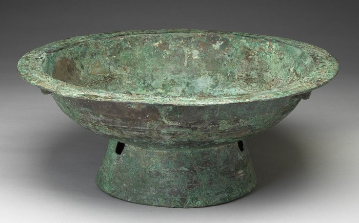 <em>Pan</em>&nbsp; water vessel with fish pattern 