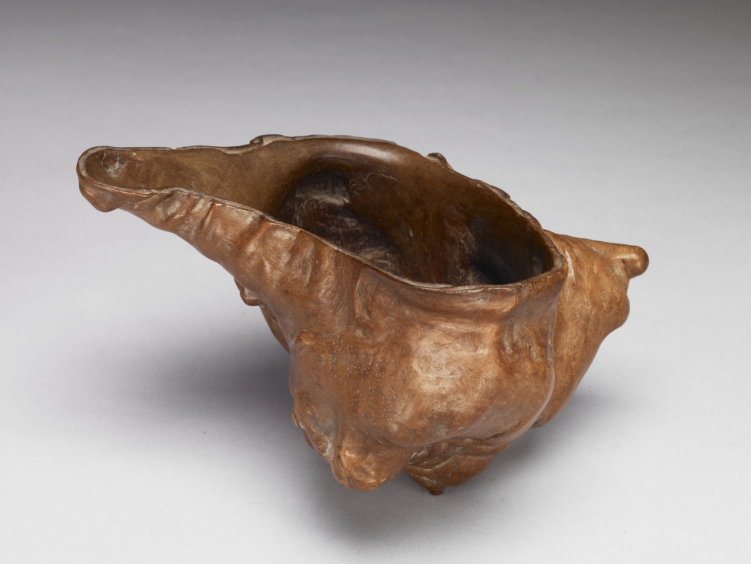 Burl Wood Brush Washer in the shape of a shell, Rong Chao