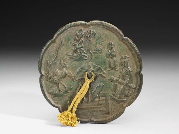 Tang-style lobed mirror with a divine zither player