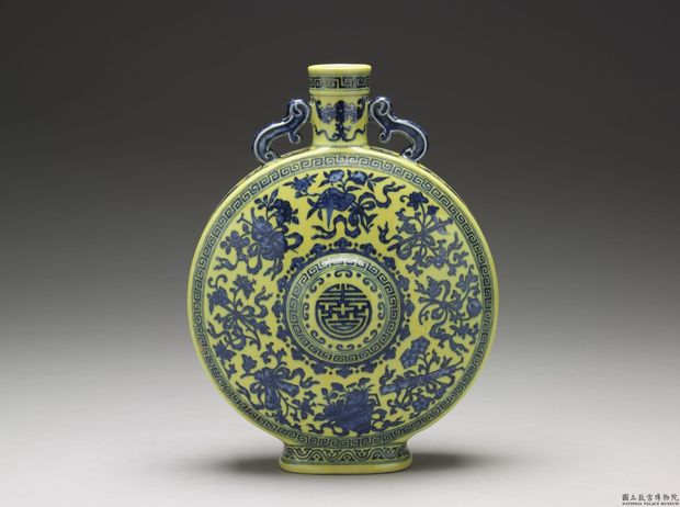 Flask with handles and "Eight immortals offering longevity" motif in underglaze blue on a yellow ground