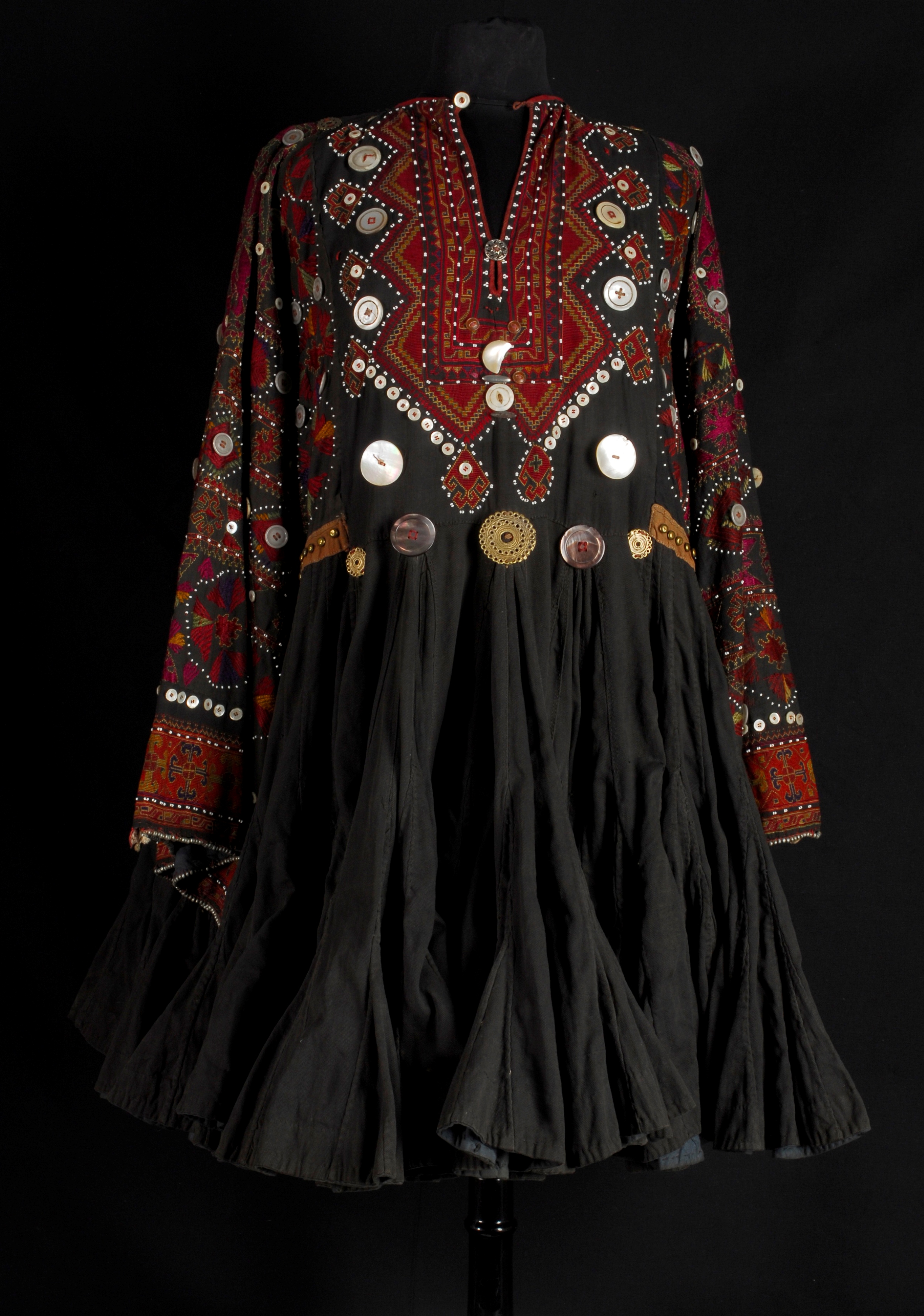 Embroidered dress (jumlo) with geometric design