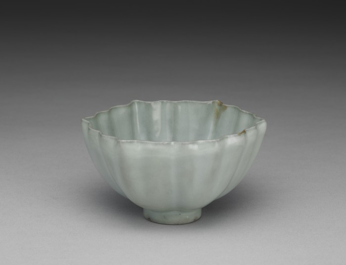 Hollyhock-shaped bowl in celadon glaze, Longquan ware