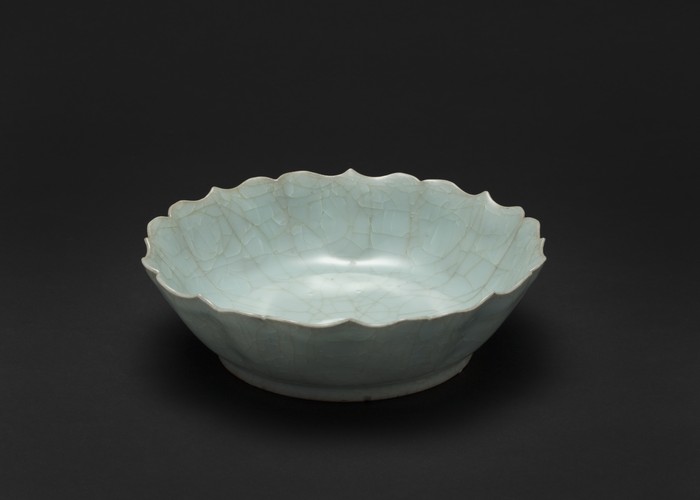 Flower-shaped brush washer with light bluish-green glaze, Guan ware